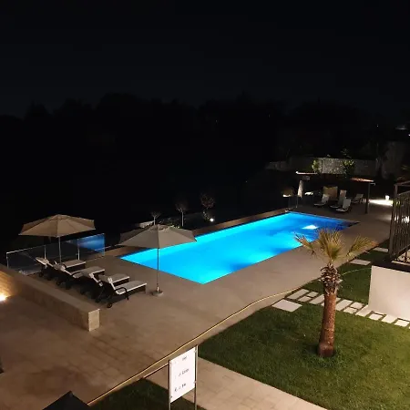 Rita Pool & Δωμάτια σε οικογενειακή κατοικία