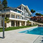 Rita Pool & Homestay *