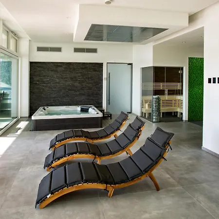 Rita Pool & Homestay Mascalucia