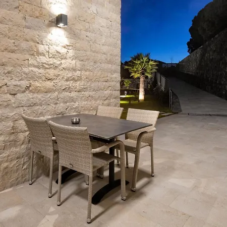 Homestay Rita Pool & Mascalucia