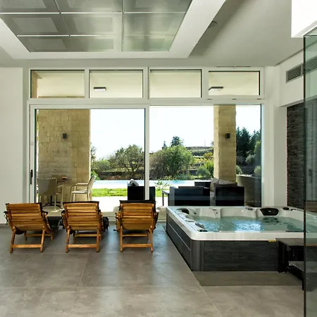 Rita Pool & Homestay Mascalucia