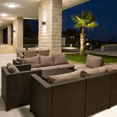 Rita Pool & בית אירוח *