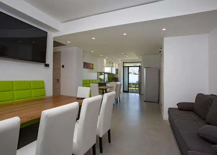 Rita Pool & Mascalucia