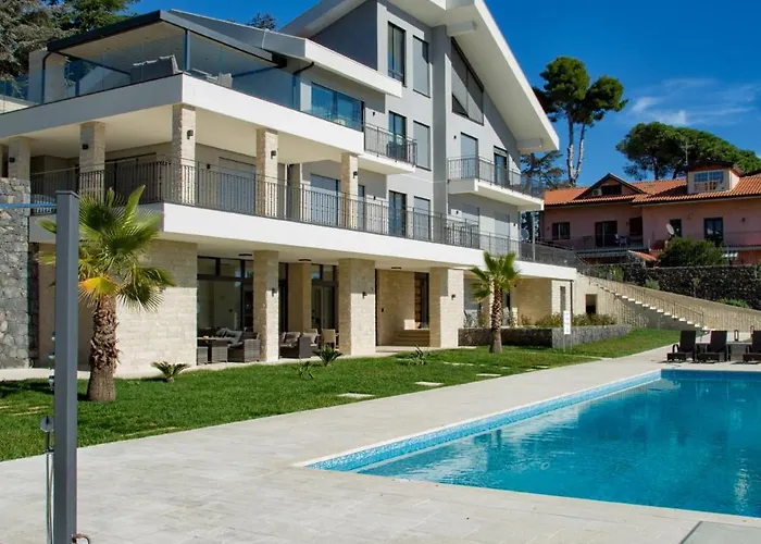 Rita Pool & Homestay *